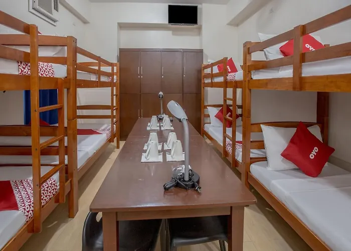 Oyo 699 Forbes Hall Hotel Manille