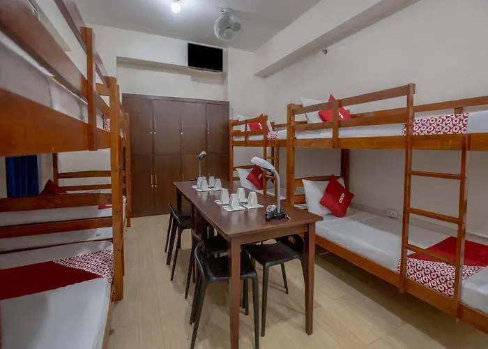Oyo 699 Forbes Hall 2*